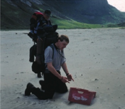 Strandgut an einem "Traumstrand" auf den Lofoten, Norwegen: Ein leerer Bierkasten von den hunderte Seemeilen entfernten Färør-Inseln, der die Aufmerksamkeit auf sich zog, weil er da normalerweise nicht hingehört und z.B. die Projektidee Strandreinigung hervorruft.